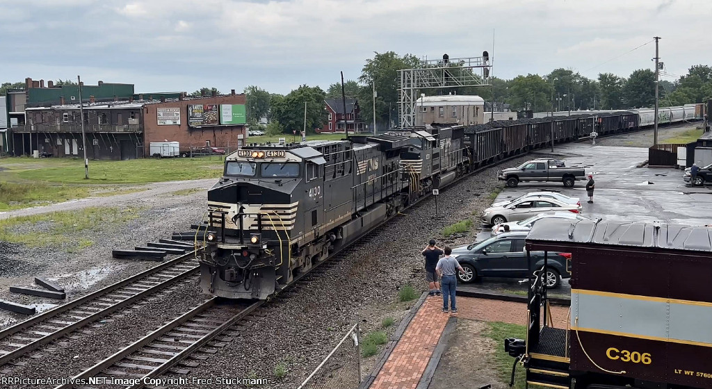 NS 4130 leads the northbound through town.